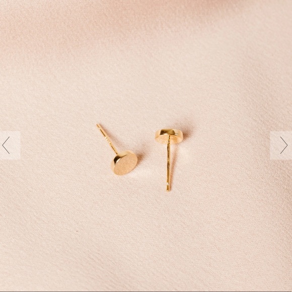 NWT Must Have Minimalist Gold Round Stud Earrings - Picture 2 of 3